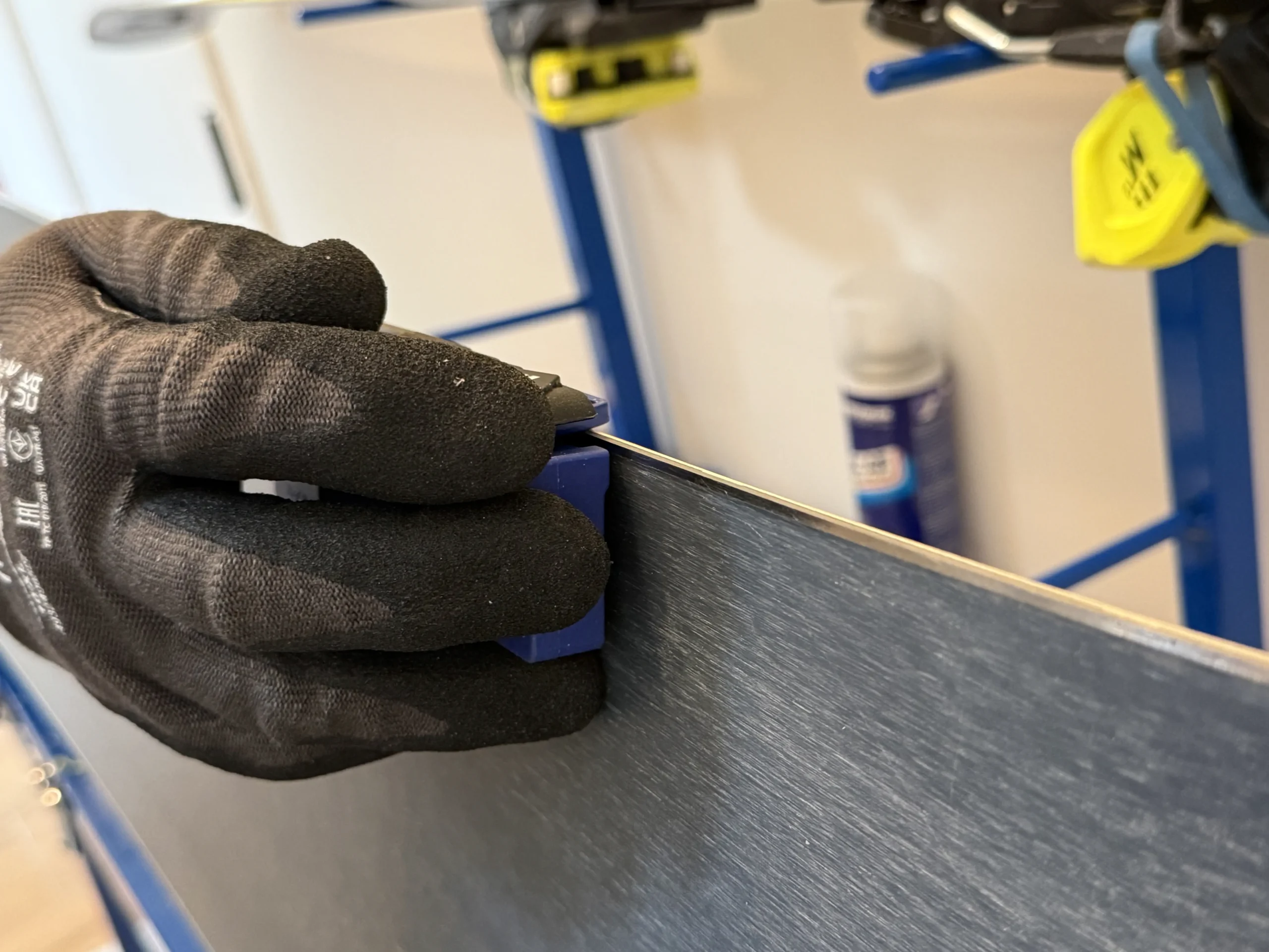 Close-up van staalkant slijpen bij snowboard