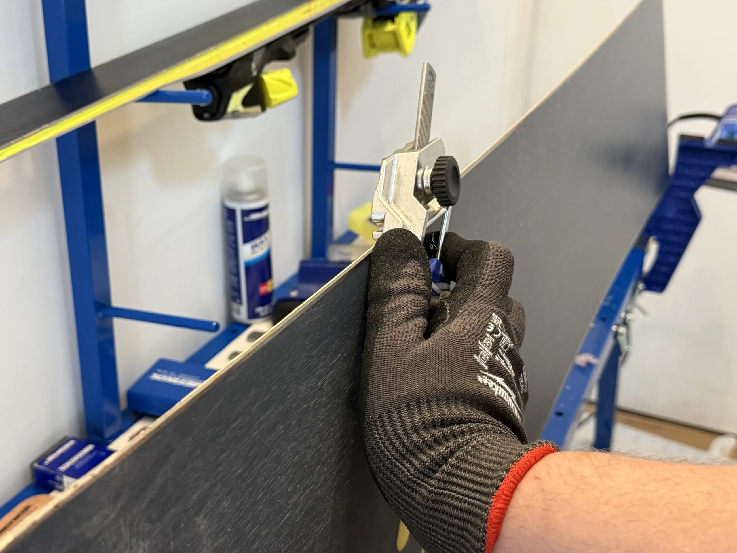 Staalkant van snowboard wordt met vijl bewerkt