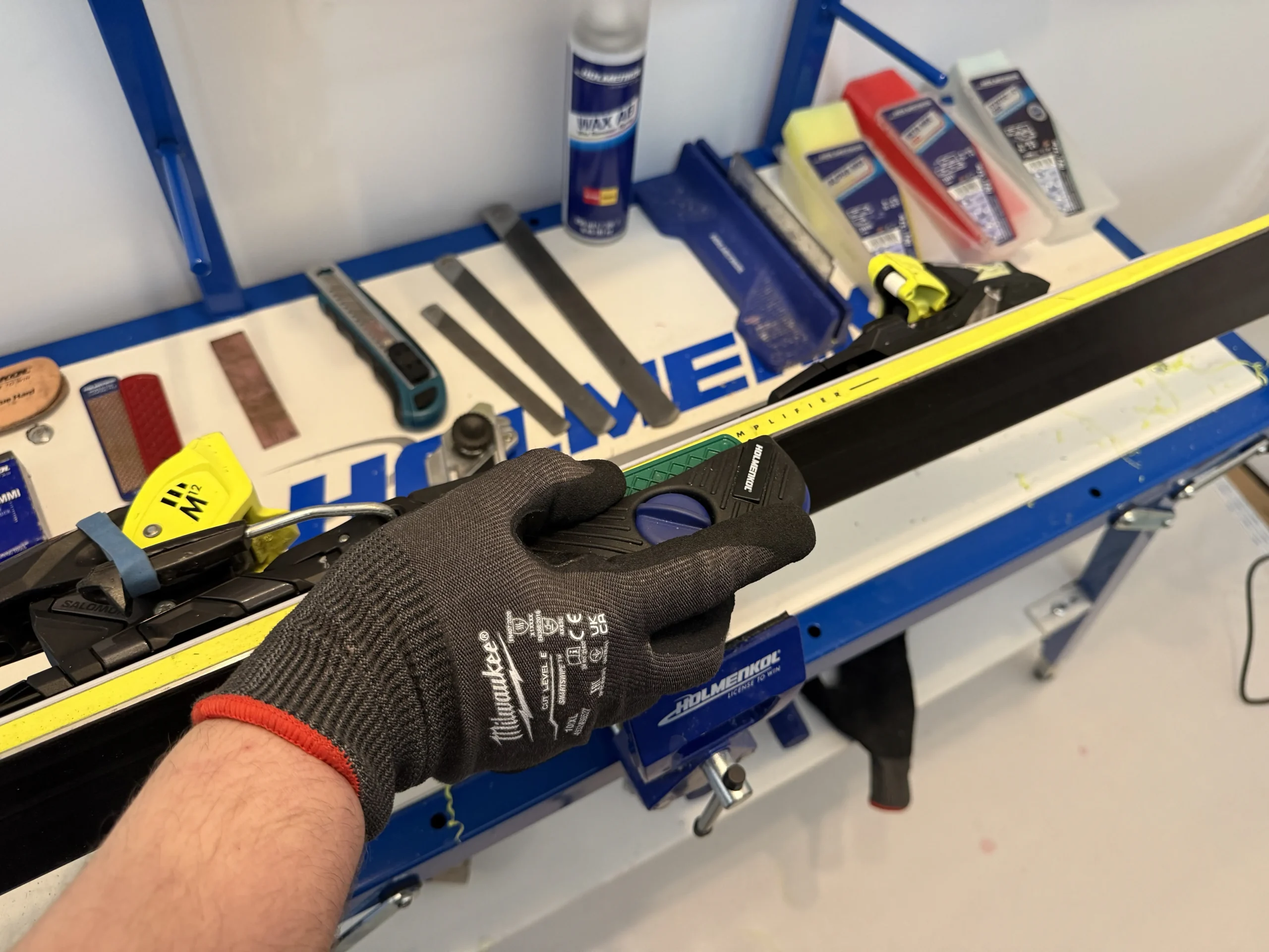 Ski wordt geslepen tijdens ski onderhoud in Terheijden