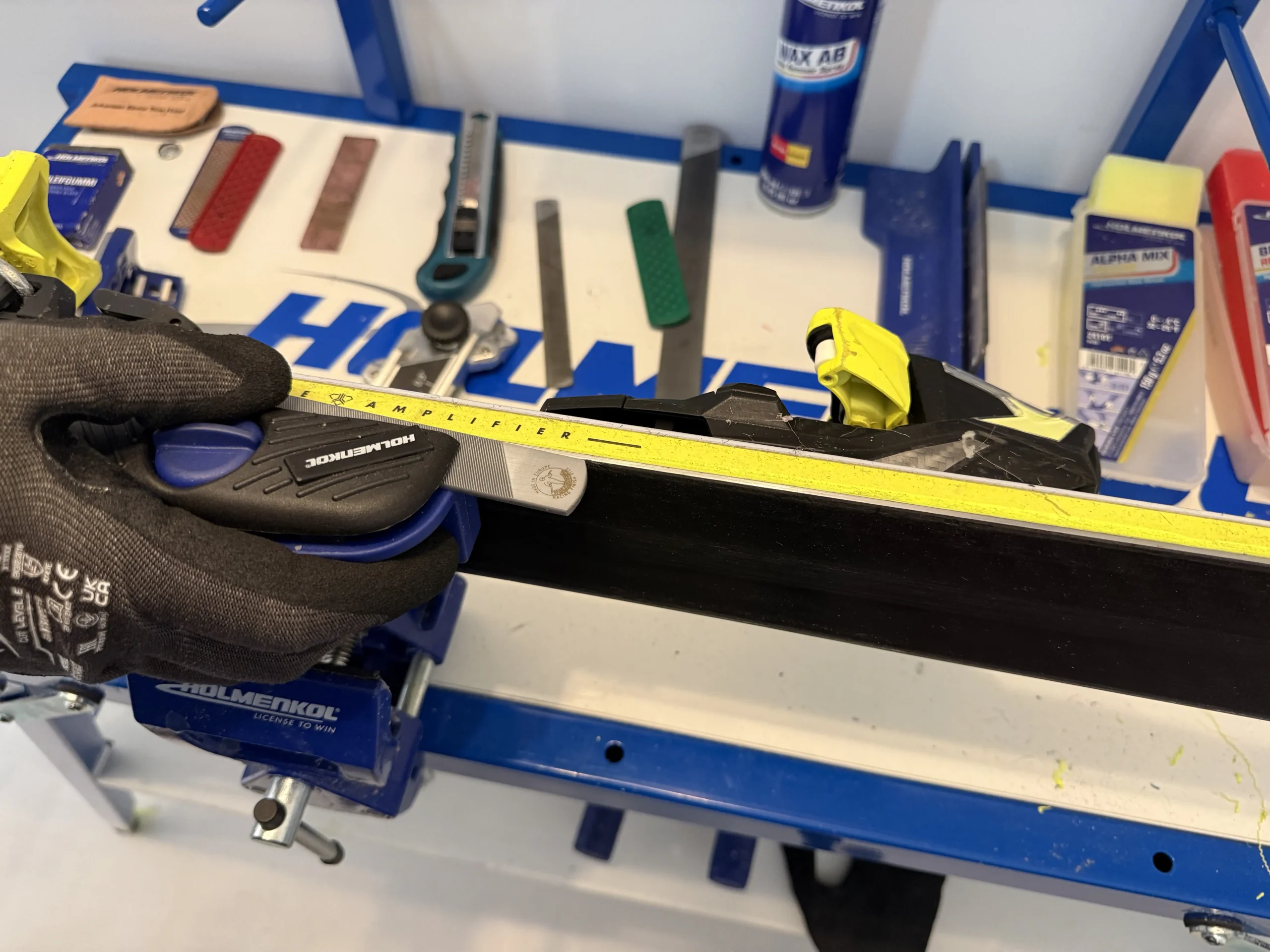 Staalkant van ski wordt geslepen tijdens ski onderhoud voor Etten-Leur