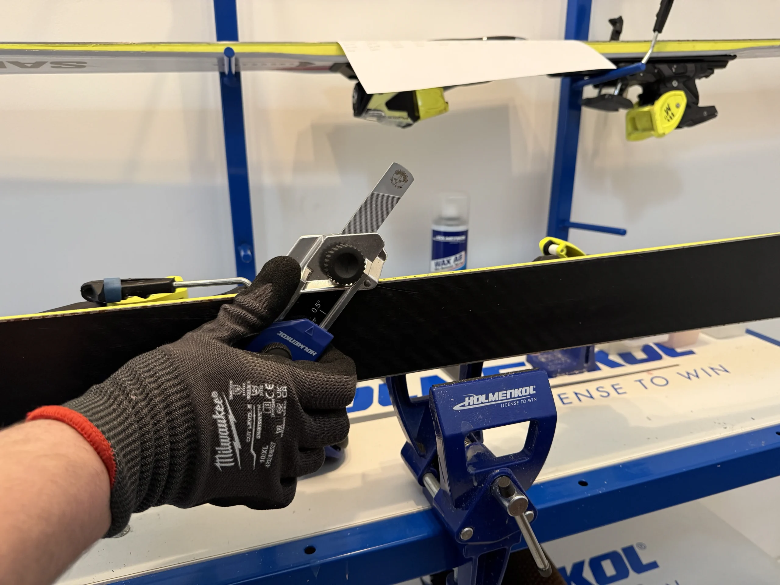 Ski op werkbank tijdens ski onderhoud voor wintersporters uit Zevenbergen