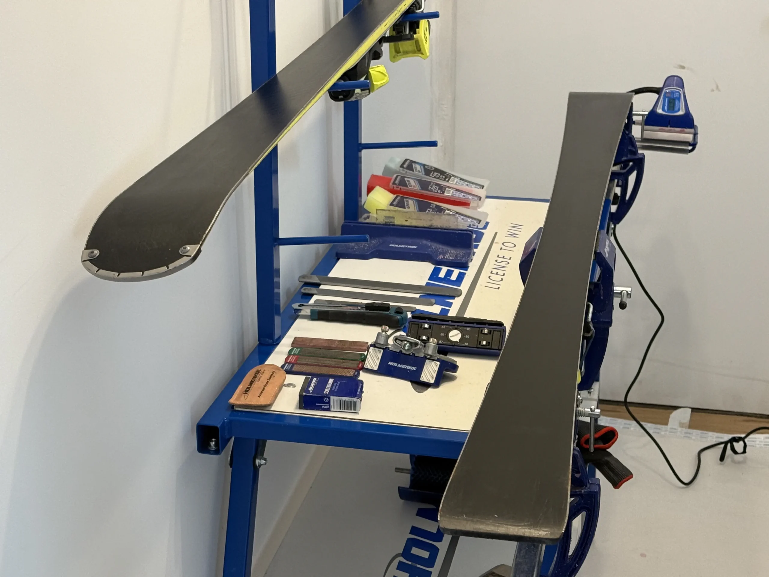 Ski op werkbank tijdens ski onderhoud voor wintersporters uit Prinsenbeek