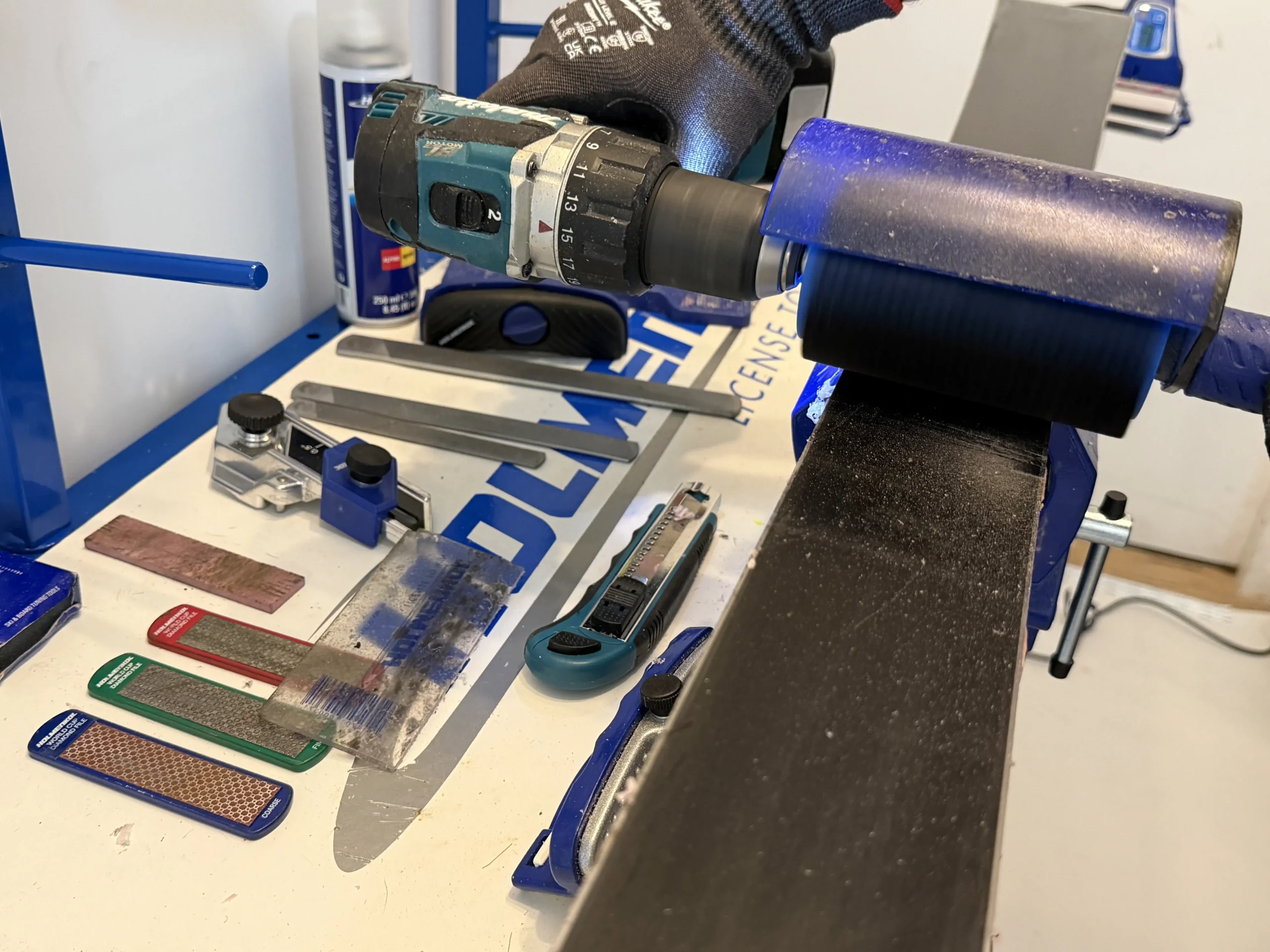 Wax wordt van ski geborsteld na waxbehandeling tijdens ski onderhoud voor Prinsenbeek