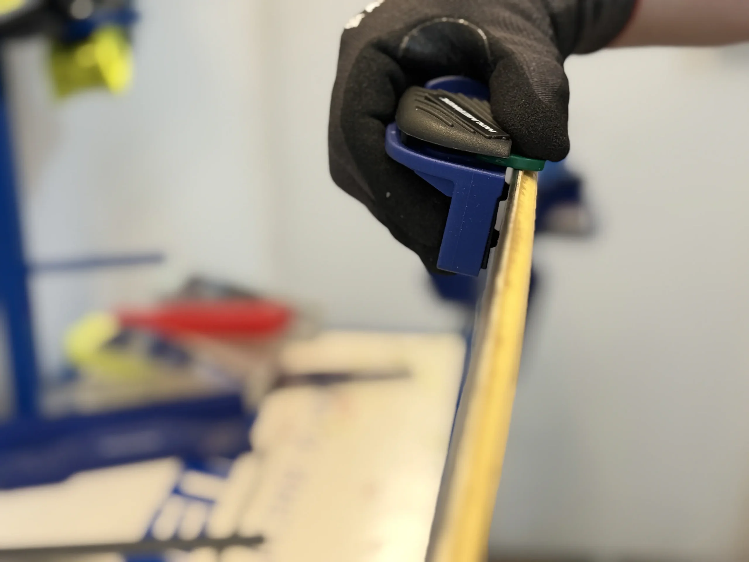 Snowboard wordt geslepen tijdens snowboard onderhoud voor Zevenbergen