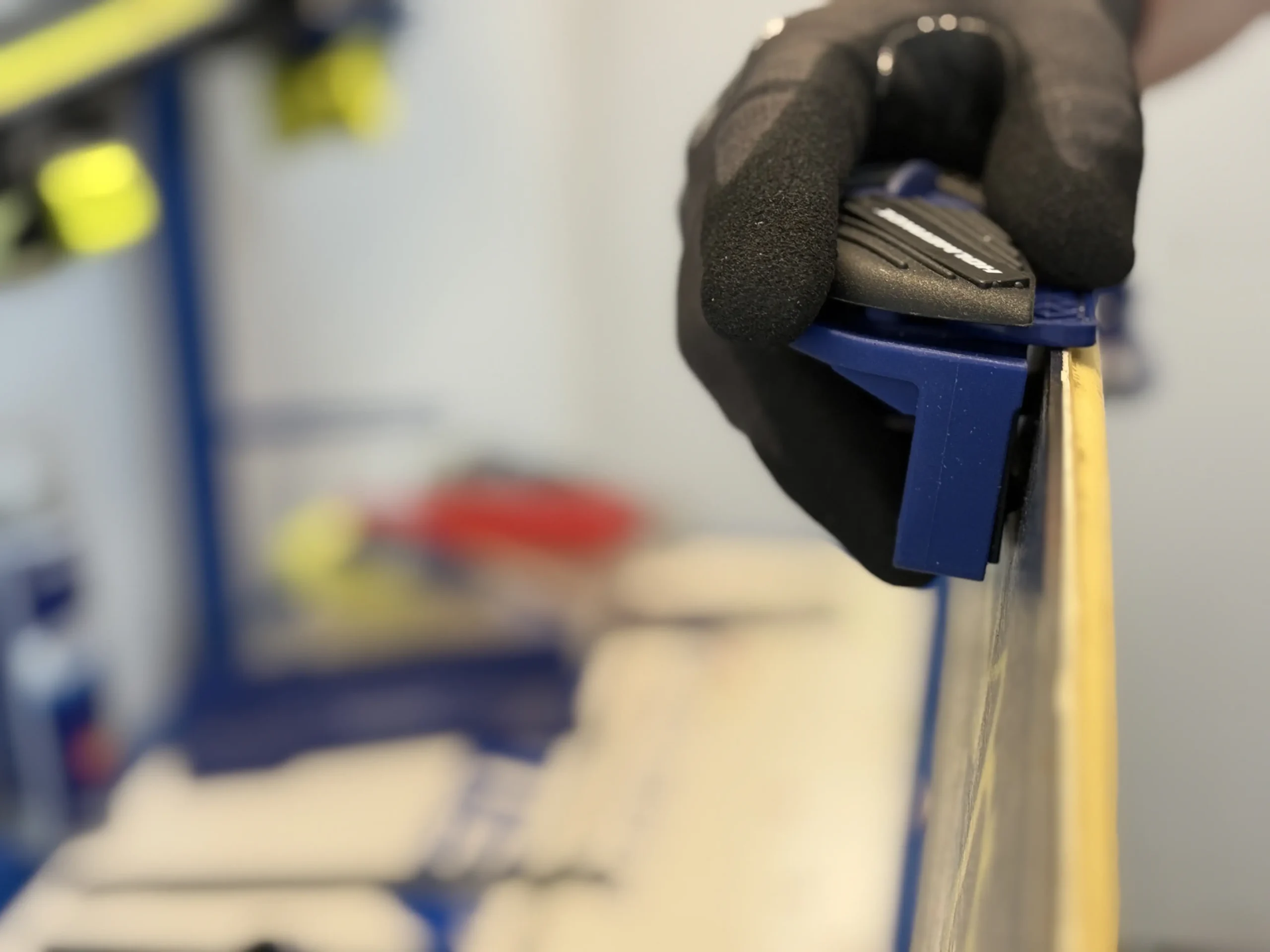 Snowboard kant wordt geslepen tijdens snowboard onderhoud in Terheijden