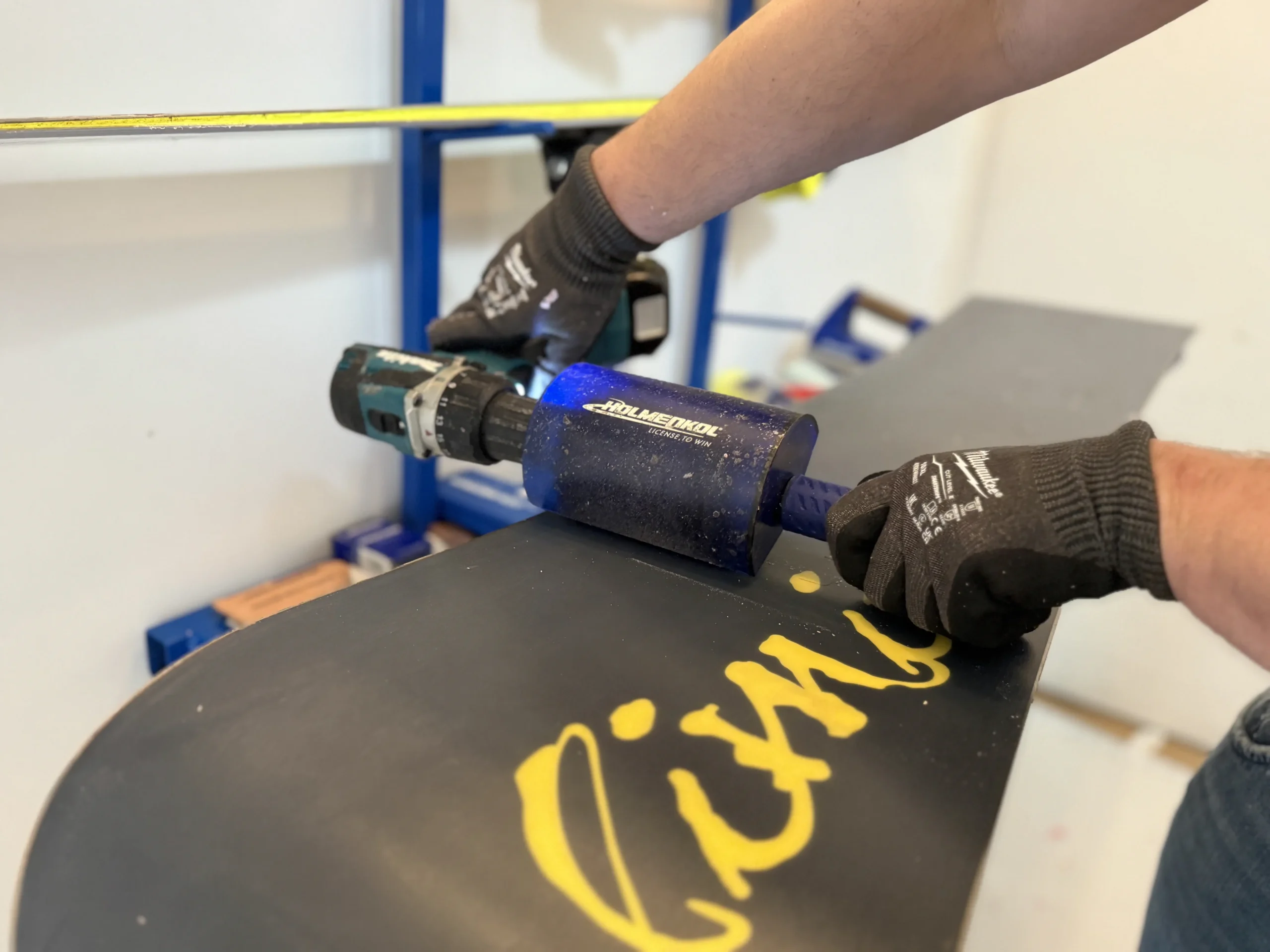 Snowboard belag wordt gepolijst na waxbehandeling tijdens snowboard onderhoud voor Etten-Leur