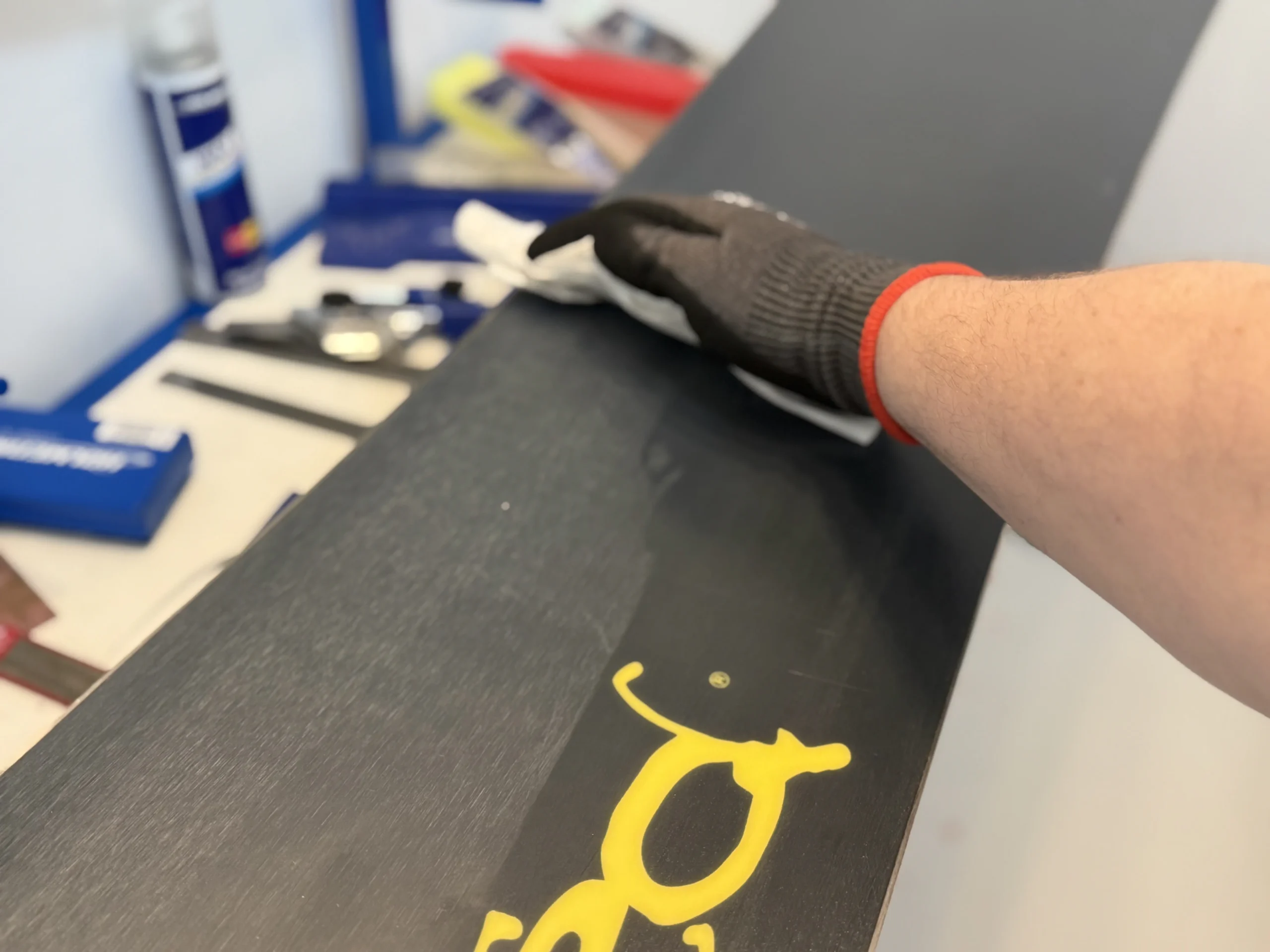 Snowboard schoonmaken op werkbank ter voorbereiding op waxen