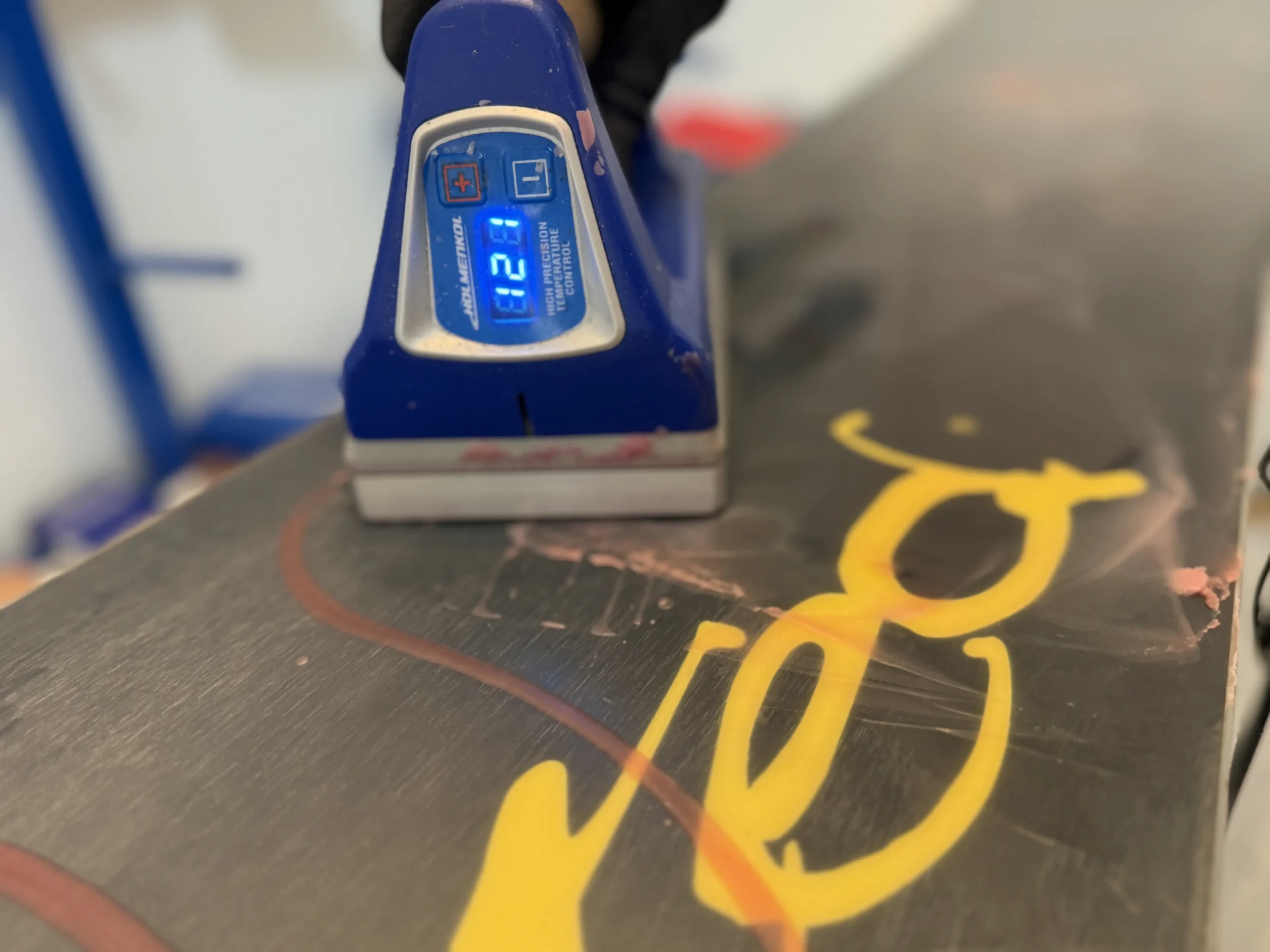 Waxijzer op snowboard tijdens snowboard onderhoud Breda