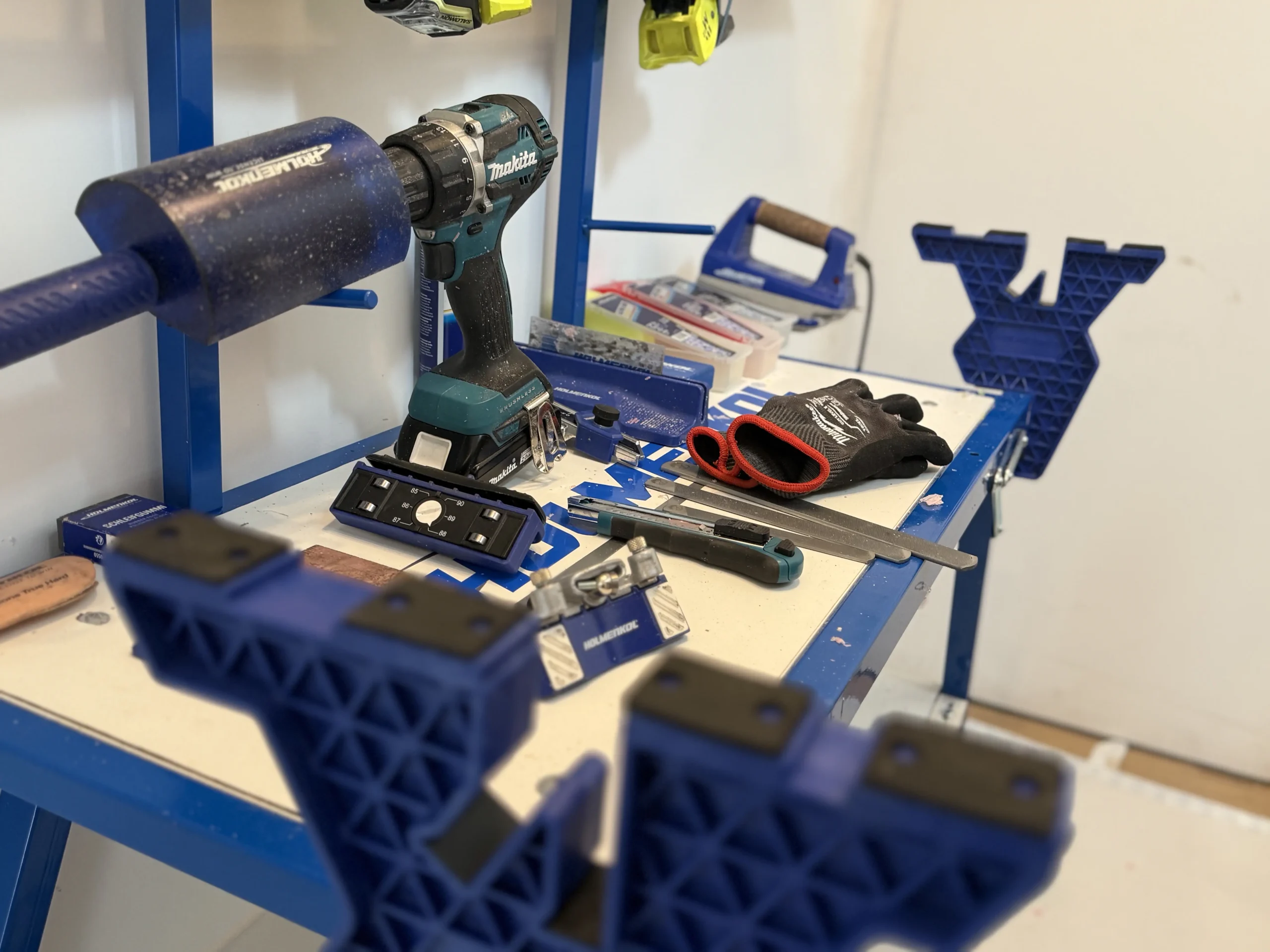 Werkbank met snowboard klemmen voor snowboard onderhoud Breda