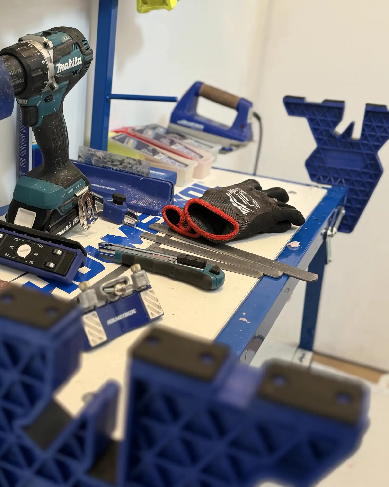 Werkbank met gereedschap voor ski en snowboard onderhoud in werkplaats Terheijden