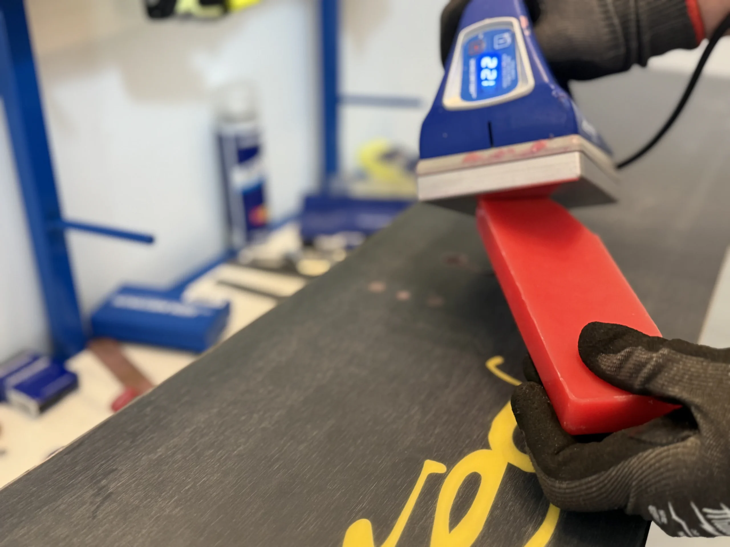 Snowboard waxen met hot wax voor wintersporters uit Etten-Leur