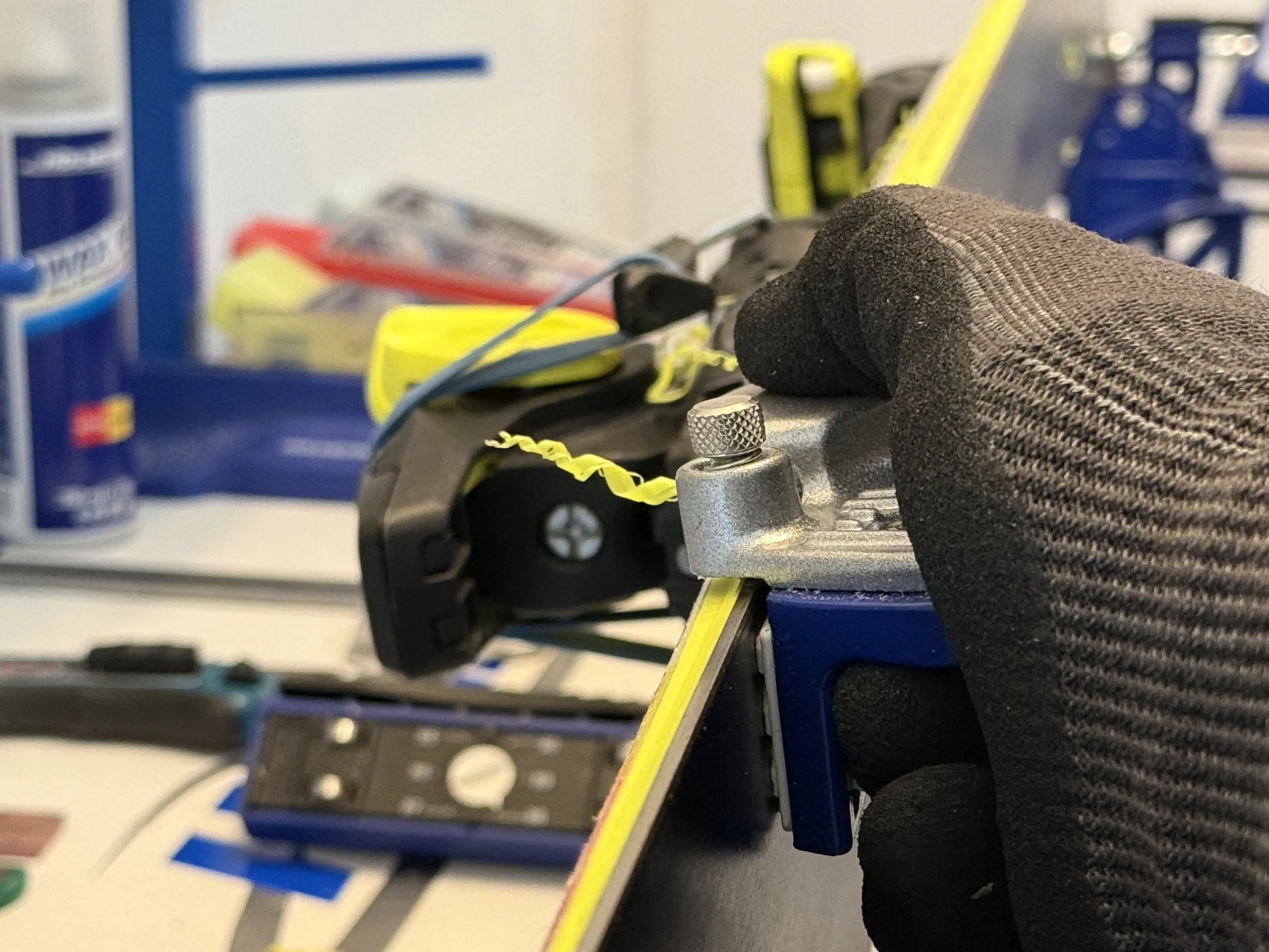 Staalkant van ski slijpen tijdens ski onderhoud